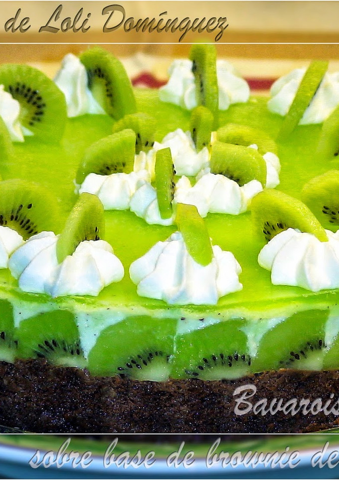 Una foto de Bavarois de kiwi sobre base de brownie de chocolate