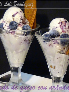 Una foto de Helado de queso con arándanos