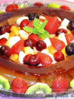 Una foto de Flan de chocolate con fruta del tiempo