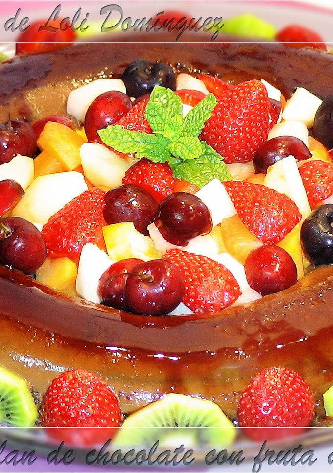 Una foto de Flan de chocolate con fruta del tiempo