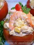 Tomates rellenos de ensalada de marisco