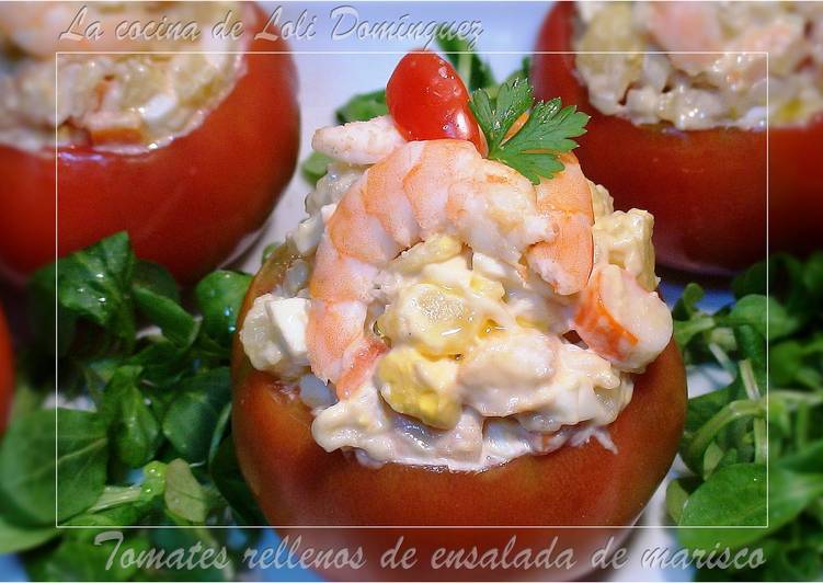 Tomates rellenos de ensalada de marisco