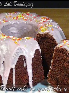 Una foto de Bundt cake de remolacha y chocolate