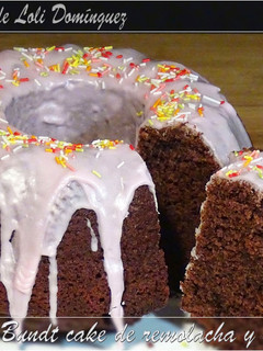 Una foto de Bundt cake de remolacha y chocolate