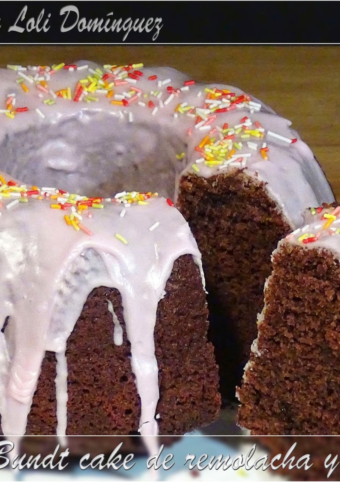Una foto de Bundt cake de remolacha y chocolate