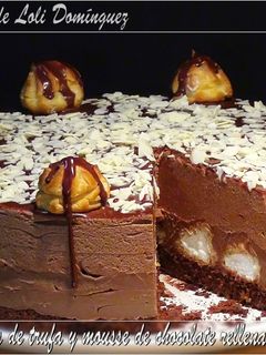 Una foto de Tarta de crema de trufa y mousse de chocolate rellena de profiteroles