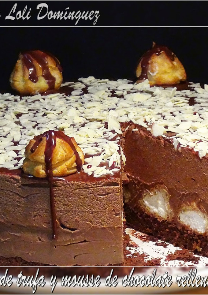 Una foto de Tarta de crema de trufa y mousse de chocolate rellena de profiteroles