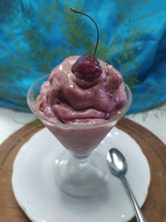 Una foto de El Helado Más Fácil y Natural Del Mundo Sin Azúcar / Sin Huevos / Sin Lácteos. Banana y Cereza