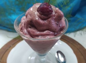 Una foto de El Helado Más Fácil y Natural  Del Mundo Sin Azúcar / Sin Huevos / Sin Lácteos / Banana y Cereza