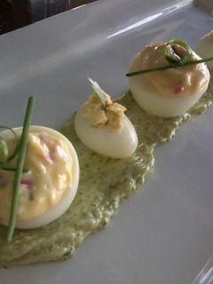 Una foto de Huevos de codorniz rellenos