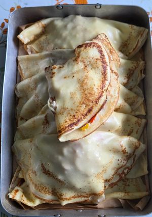 Une photo de Mes crêpes aux choux-fleurs, dés de poulet, saucisses, oignon, poivrons et échalote