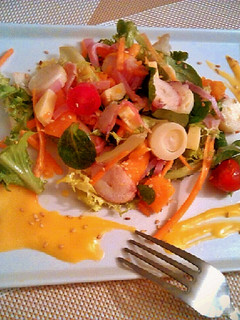 Una foto de Ensalada con salsa de papaya