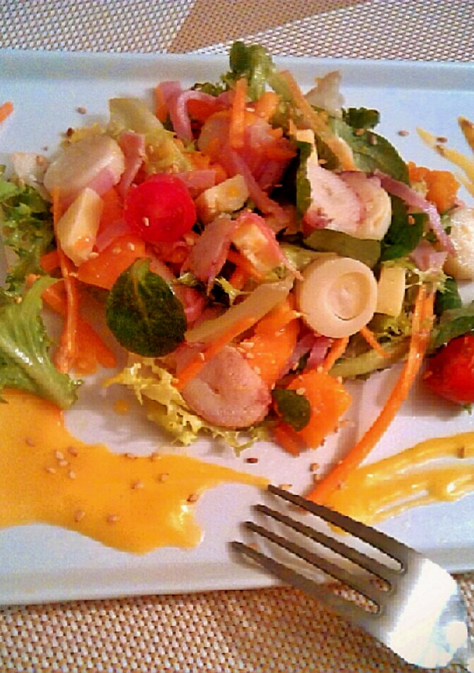 Una foto de Ensalada con salsa de papaya