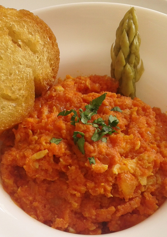 Una foto de Revoltillo de sofrito de tomate y huevos
