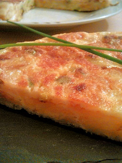 Una foto de Tortilla de ajetes con patatas