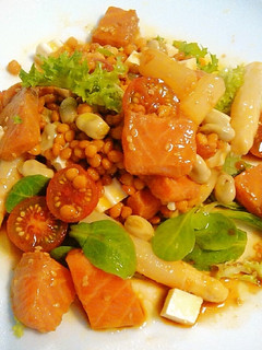 Una foto de Ensalada de legumbres con salmón macerado
