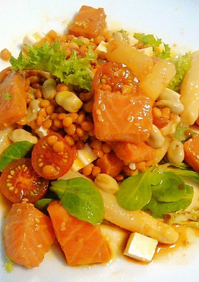 Una foto de Ensalada de legumbres con salmón macerado