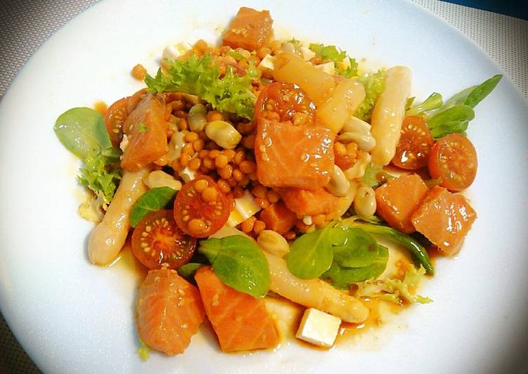 Ensalada de legumbres con salmón macerado