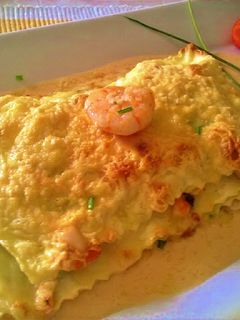 Una foto de Lasaña de gambas y rape