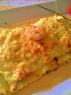 Una foto de Lasaña de gambas y rape