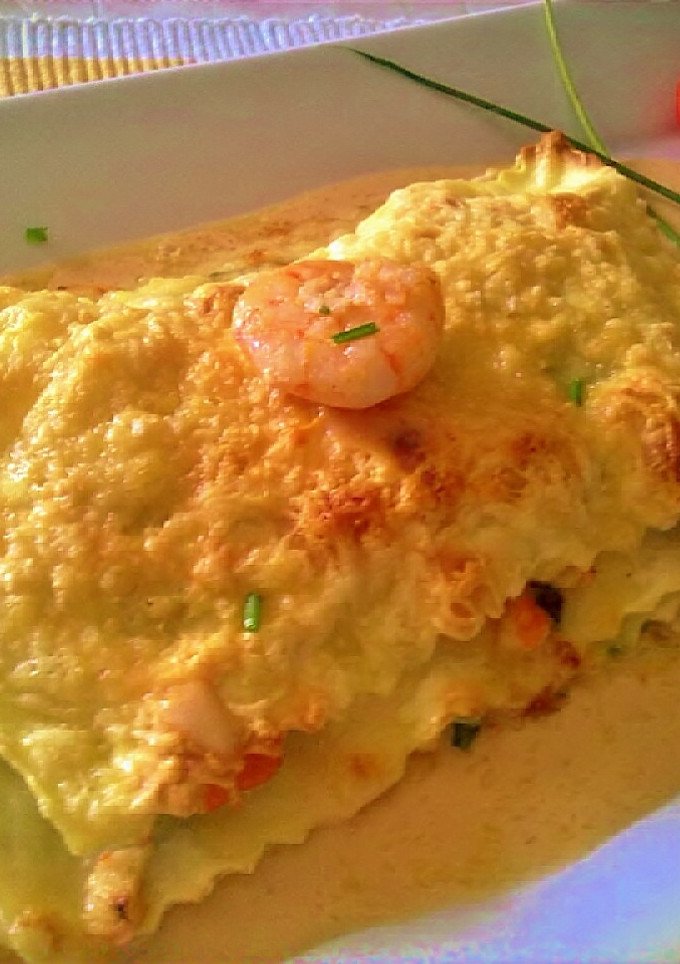 Una foto de Lasaña de gambas y rape