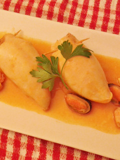Una foto de Calamares rellenos de marisco