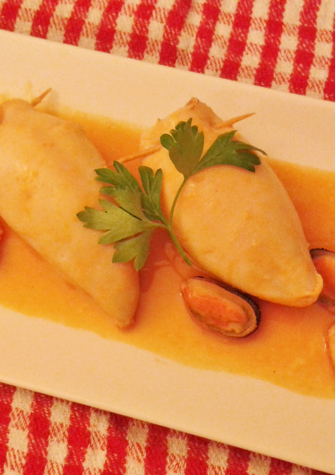 Una foto de Calamares rellenos de marisco