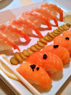 Una foto de Nigiri-Sushi de Sake y Ebi