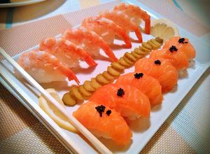 Una foto de Nigiri-Sushi de Sake y Ebi