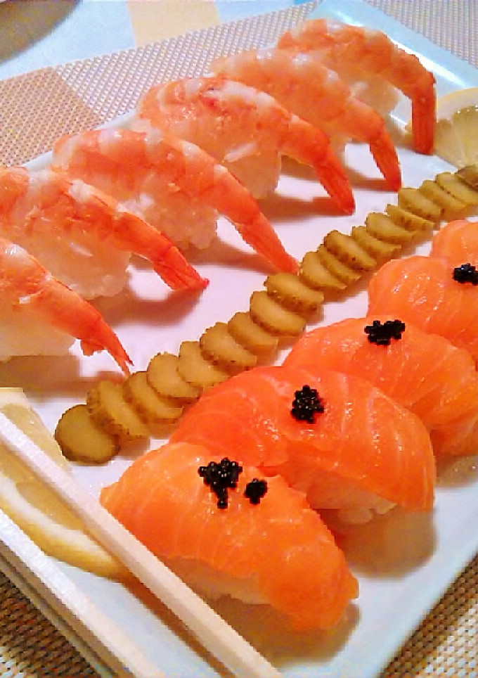 Una foto de Nigiri-Sushi de Sake y Ebi
