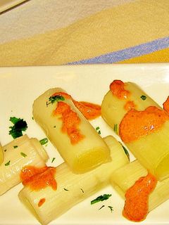 Una foto de Puerros y cebolletas al horno en salsa romesco
