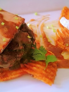 Una foto de Hamburguesa de ternera con foie sobre chips crujientes