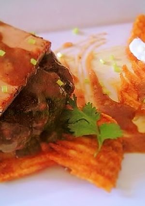 Una foto de Hamburguesa de ternera con foie sobre chips crujientes