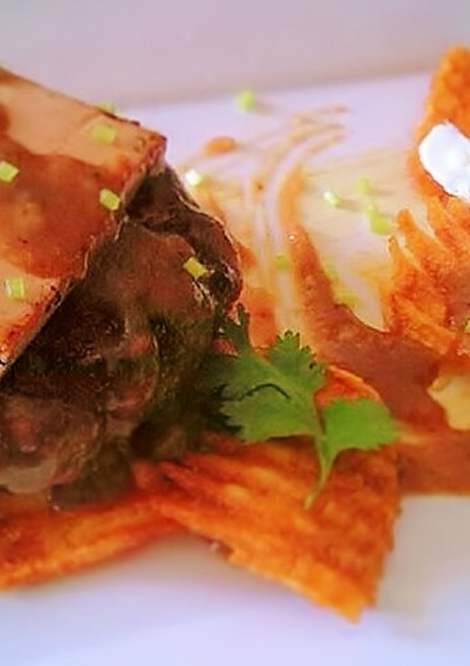 Una foto de Hamburguesa de ternera con foie sobre chips crujientes