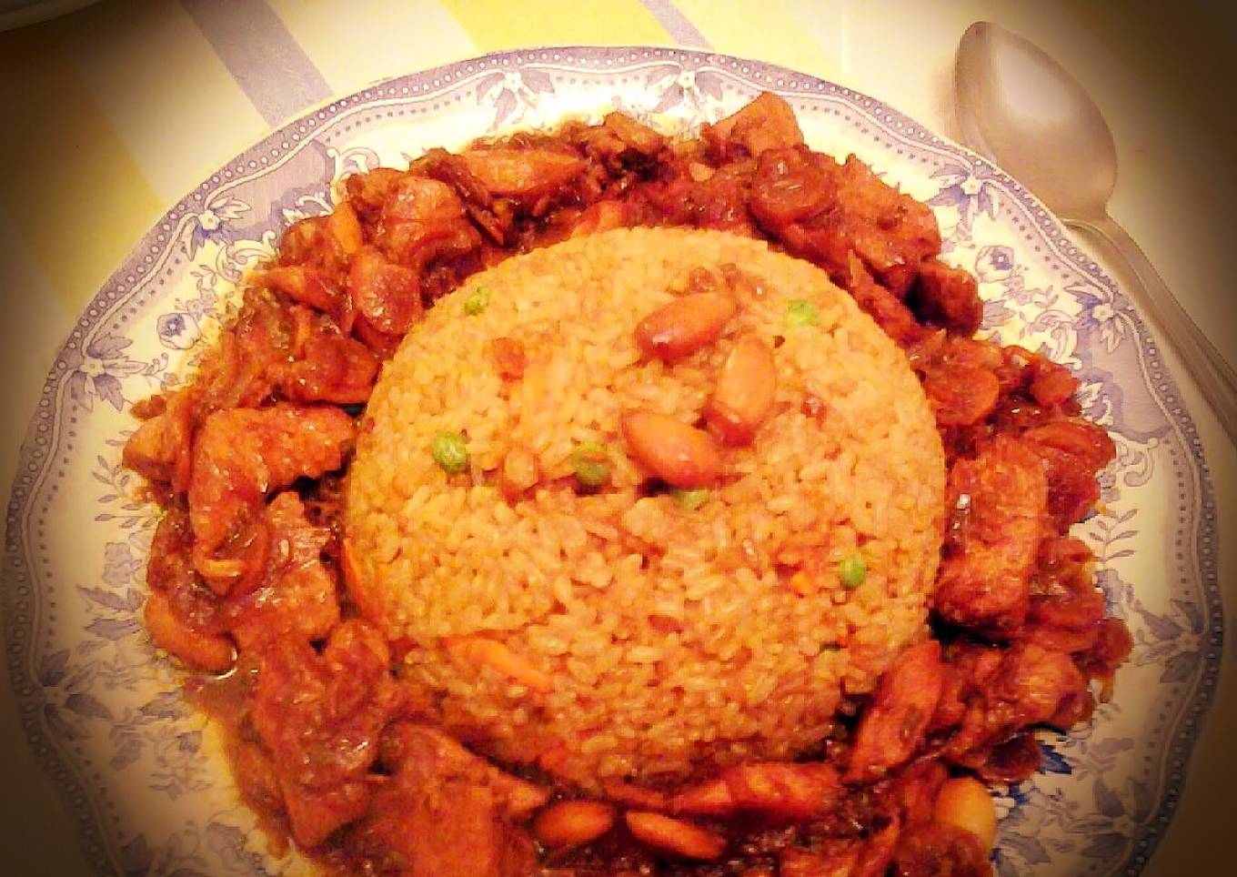 Pollo con Almendras con Arroz frito.