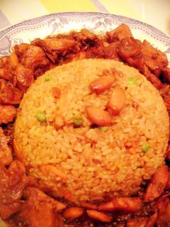 Una foto de Pollo con Almendras con Arroz frito.