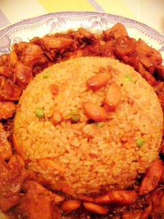 Una foto de Pollo con Almendras con Arroz frito.