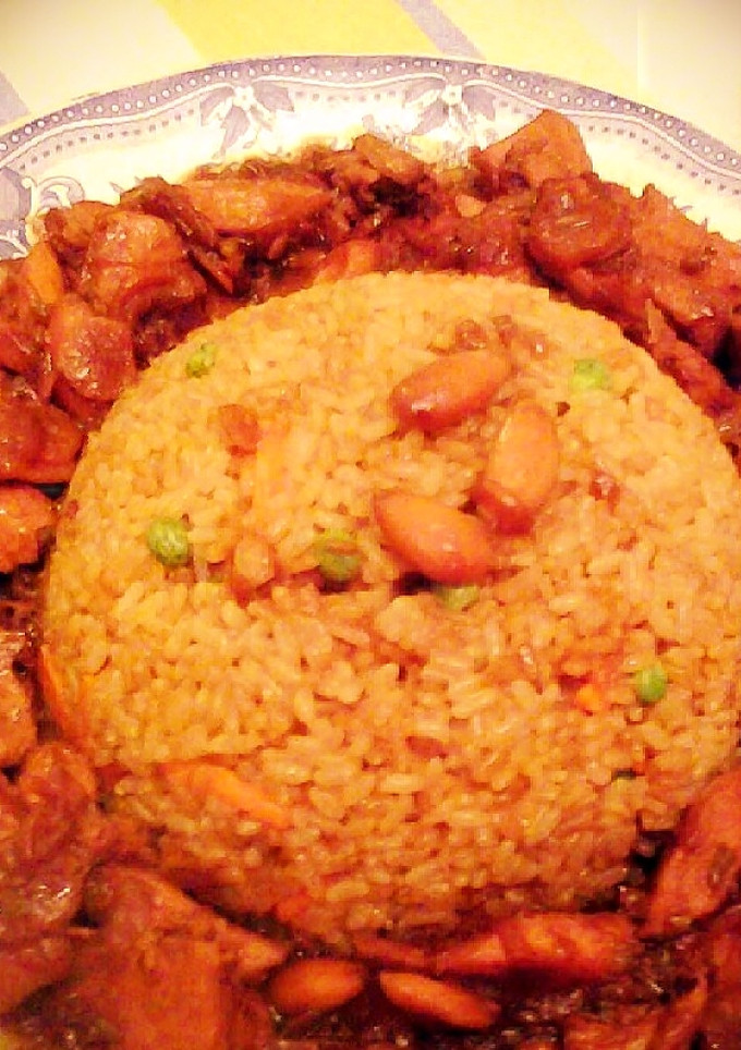 Una foto de Pollo con Almendras con Arroz frito.