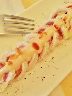 Una foto de Fiambre de Pollo relleno de Jamón Ibérico y Queso