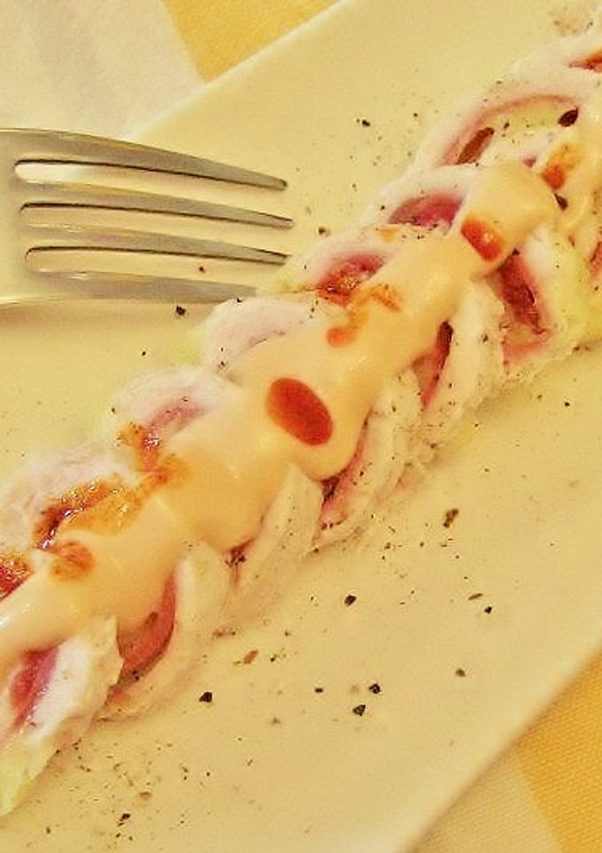 Una foto de Fiambre de Pollo relleno de Jamón Ibérico y Queso