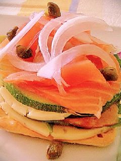 Una foto de Tosta de Salmón ahumado, Queso y Calabacín.
