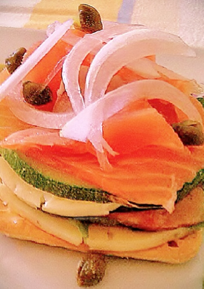 Una foto de Tosta de Salmón ahumado, Queso y Calabacín.