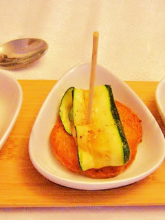 Una foto de Pincho de filete de calabacín relleno de langostino