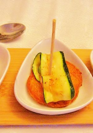 Una foto de Pincho de filete de calabacín relleno de langostino