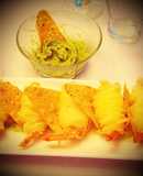 Hilos de patata envueltos sobre langostino y salsa guacamole