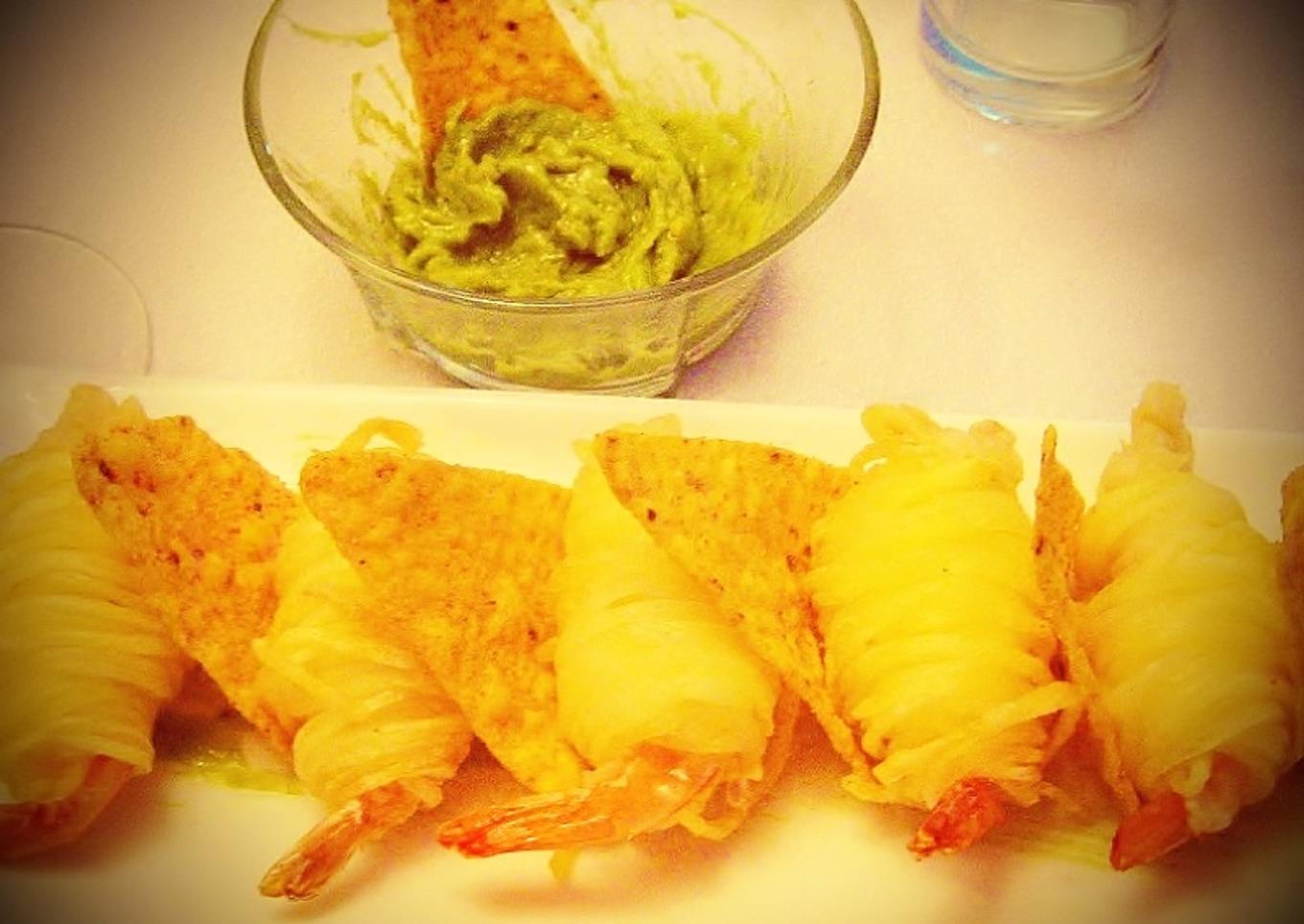 Hilos de patata envueltos sobre langostino y salsa guacamole