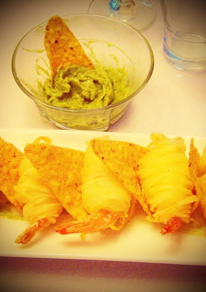 Una foto de Hilos de patata envueltos sobre langostino y salsa guacamole