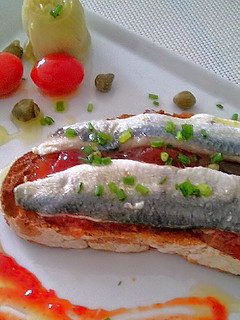 Una foto de Tosta de Sardinas marinadas en AOV