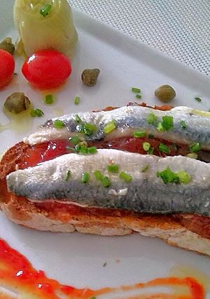 Una foto de Tosta de Sardinas marinadas en AOV