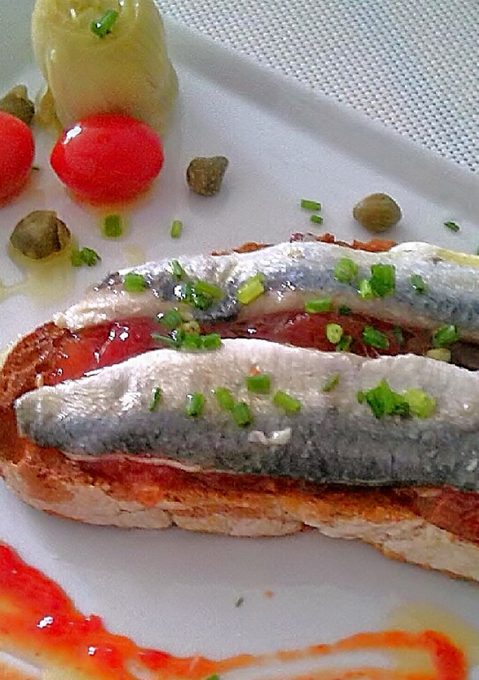 Una foto de Tosta de Sardinas marinadas en AOV